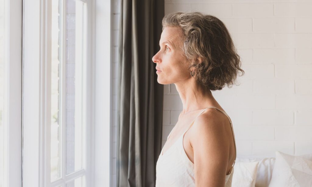 Por que os cabelos caem e ficam mais finos na menopausa?